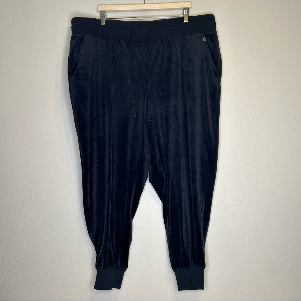 Livi Active Black Velour Jogger Size 26/28‎